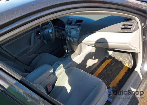 2010 Toyota Camry Le z USA, uszkodzony, nr VIN 4T1BF3EK2AU524713